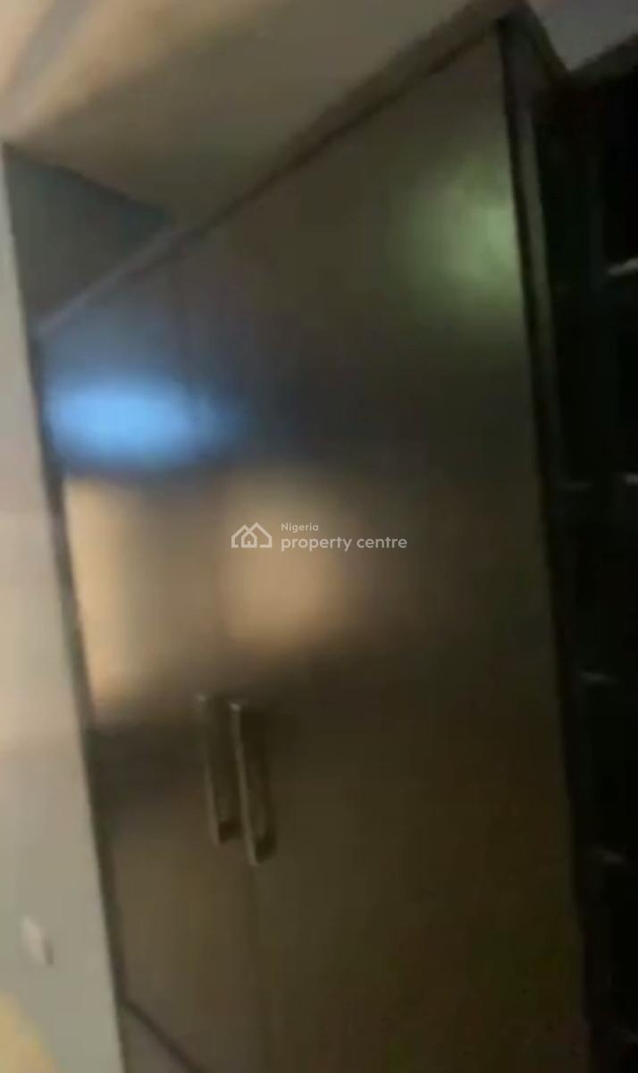 Standard Spacious 3 Bedroom Apartment Upstairs, Onike, Yaba, Lagos, Flat / Apartment for Rent