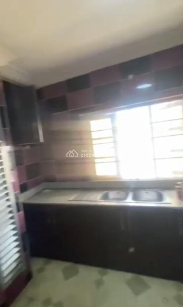 Standard Spacious 3 Bedroom Apartment Upstairs, Onike, Yaba, Lagos, Flat / Apartment for Rent