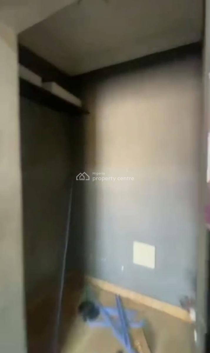 Standard Spacious 3 Bedroom Apartment Upstairs, Onike, Yaba, Lagos, Flat / Apartment for Rent