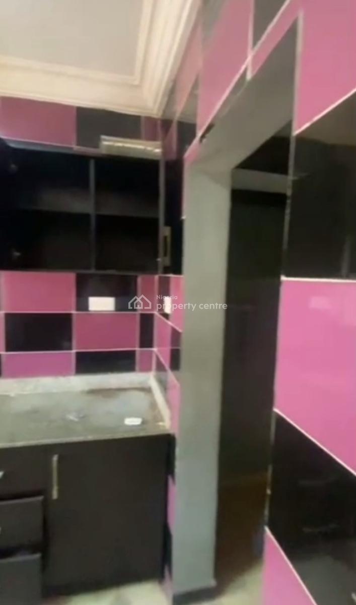 Standard Spacious 3 Bedroom Apartment Upstairs, Onike, Yaba, Lagos, Flat / Apartment for Rent