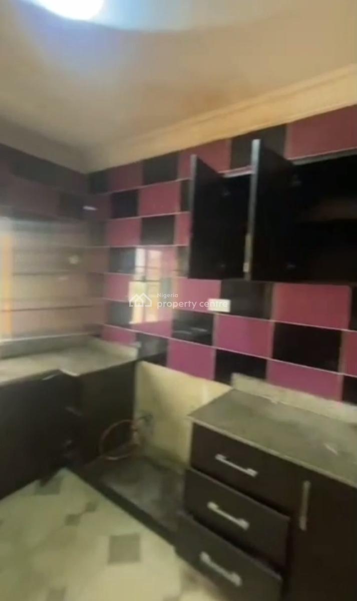 Standard Spacious 3 Bedroom Apartment Upstairs, Onike, Yaba, Lagos, Flat / Apartment for Rent