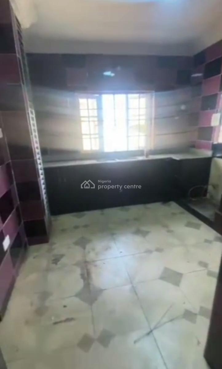 Standard Spacious 3 Bedroom Apartment Upstairs, Onike, Yaba, Lagos, Flat / Apartment for Rent