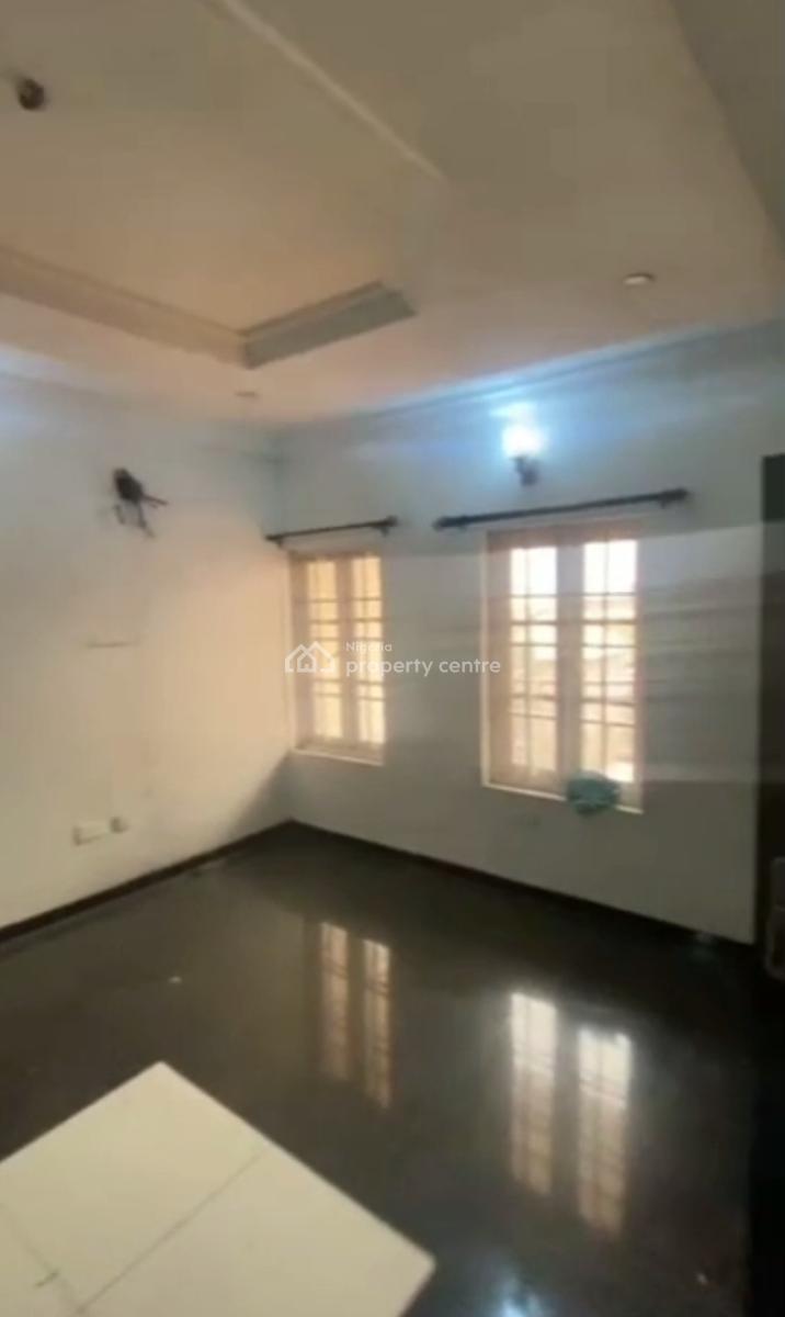Standard Spacious 3 Bedroom Apartment Upstairs, Onike, Yaba, Lagos, Flat / Apartment for Rent