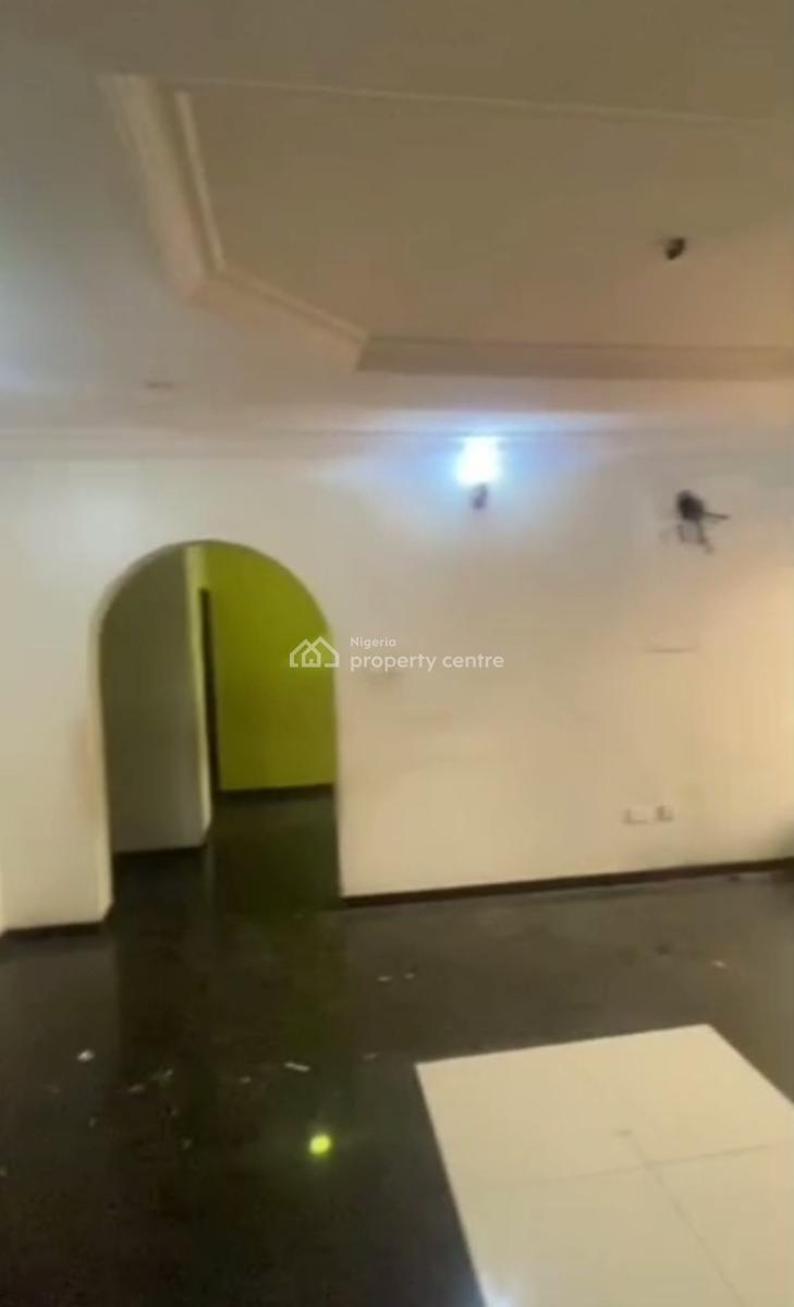 Standard Spacious 3 Bedroom Apartment Upstairs, Onike, Yaba, Lagos, Flat / Apartment for Rent