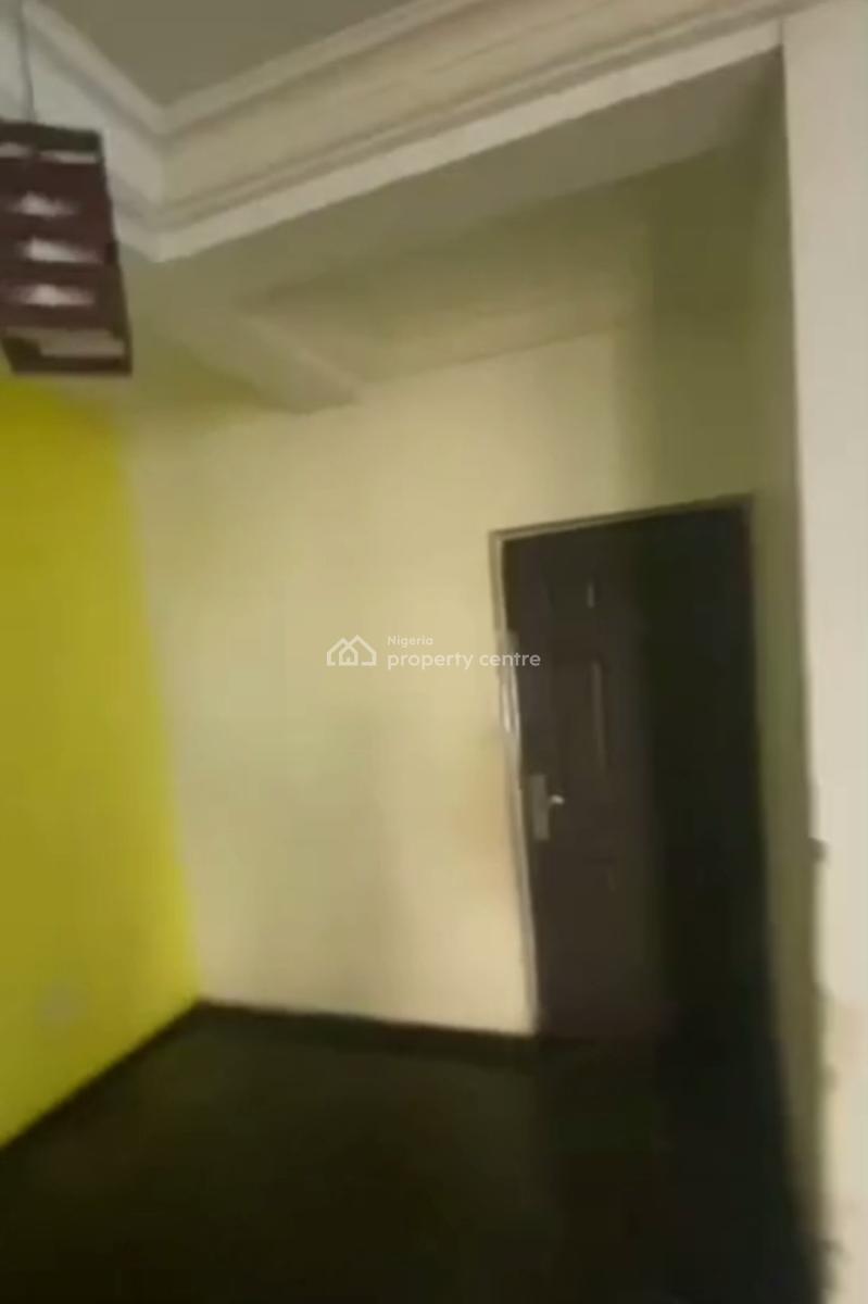 Standard Spacious 3 Bedroom Apartment Upstairs, Onike, Yaba, Lagos, Flat / Apartment for Rent