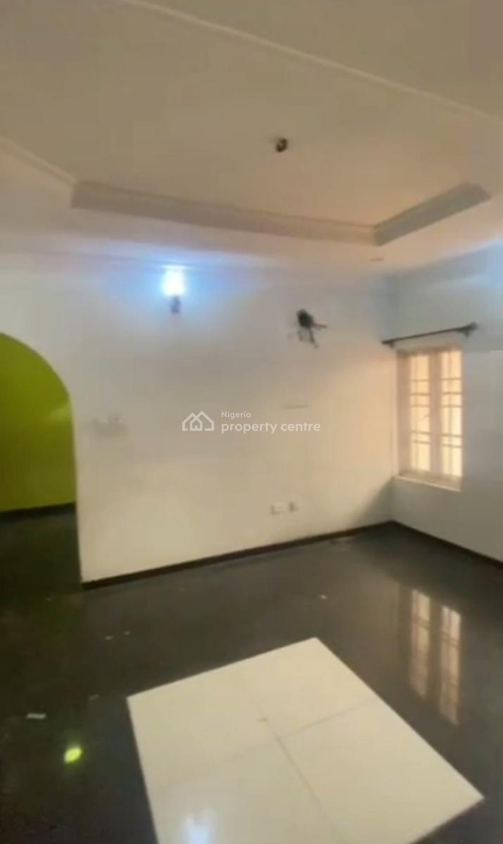 Standard Spacious 3 Bedroom Apartment Upstairs, Onike, Yaba, Lagos, Flat / Apartment for Rent