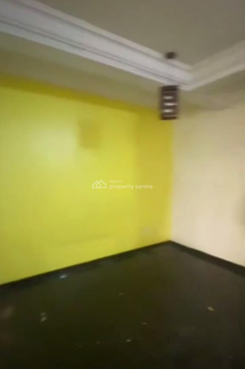 Standard Spacious 3 Bedroom Apartment Upstairs, Onike, Yaba, Lagos, Flat / Apartment for Rent