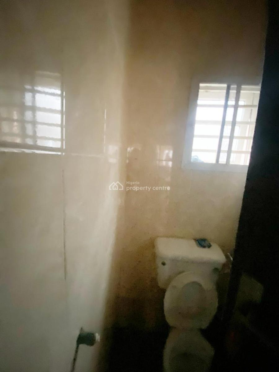 Well Maintained 2 Bedrooms Apartment, Olowora, Omole Phase 2, Ikeja, Lagos, Flat / Apartment for Rent