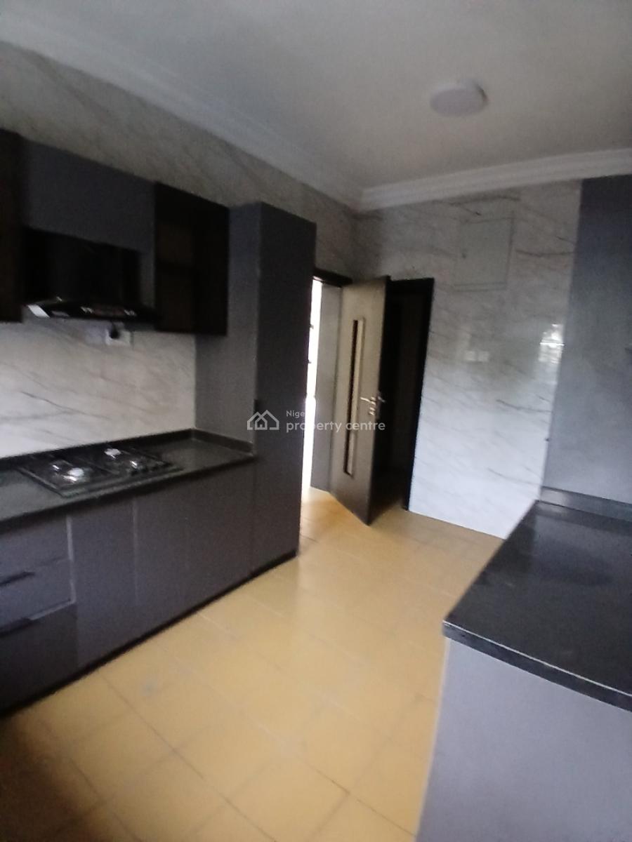 Its a Brand New and Serviced with 24/7 Power Supply 3 Bedroom En-suit, Lekki Phase 1, Lekki, Lagos, Flat / Apartment for Rent