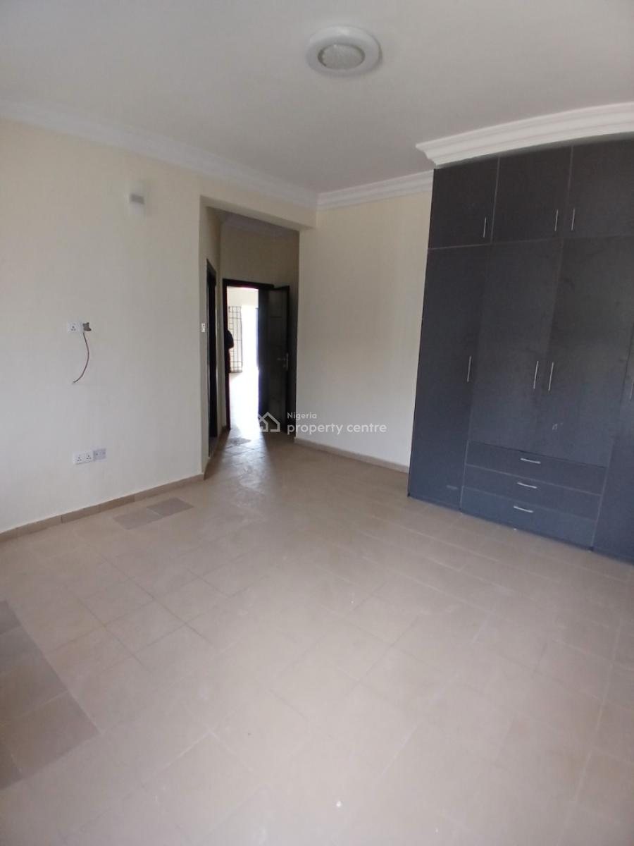 Its a Brand New and Serviced with 24/7 Power Supply 3 Bedroom En-suit, Lekki Phase 1, Lekki, Lagos, Flat / Apartment for Rent