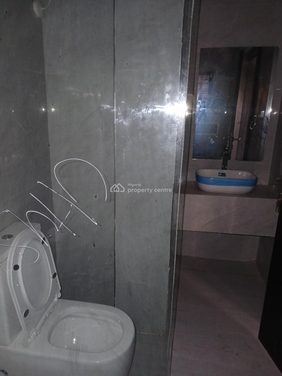 Its a Brand New and Serviced with 24/7 Power Supply 3 Bedroom En-suit, Lekki Phase 1, Lekki, Lagos, Flat / Apartment for Rent