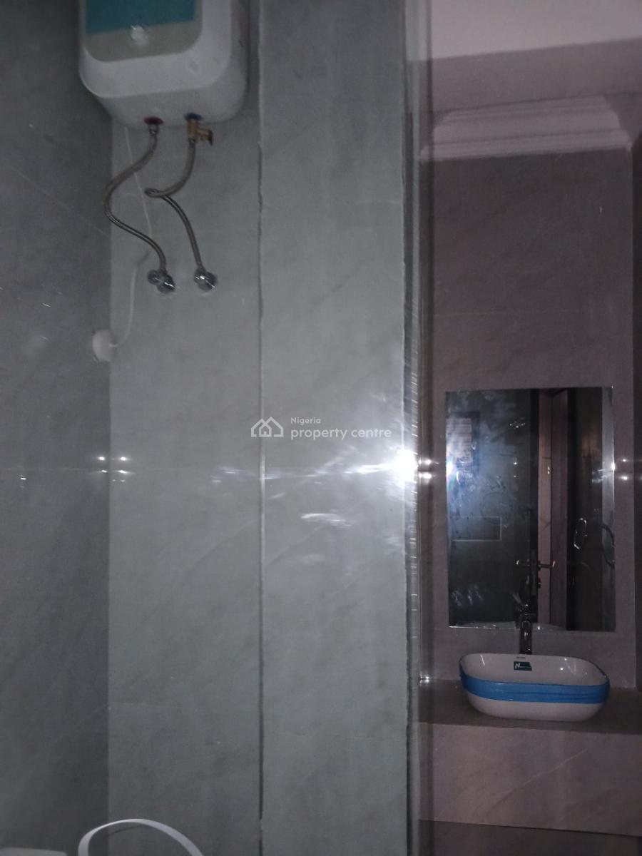 Its a Brand New and Serviced with 24/7 Power Supply 3 Bedroom En-suit, Lekki Phase 1, Lekki, Lagos, Flat / Apartment for Rent
