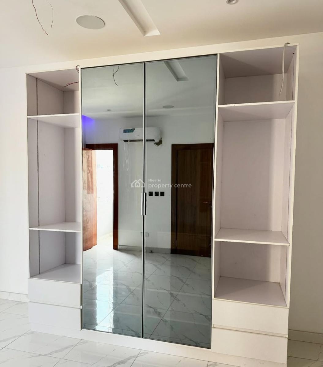 Serviced with 24/7 Power Supply 2 Bedroom En-suite Flat with Fitted Ki, Lekki Phase 1, Lekki, Lagos, Flat / Apartment for Rent