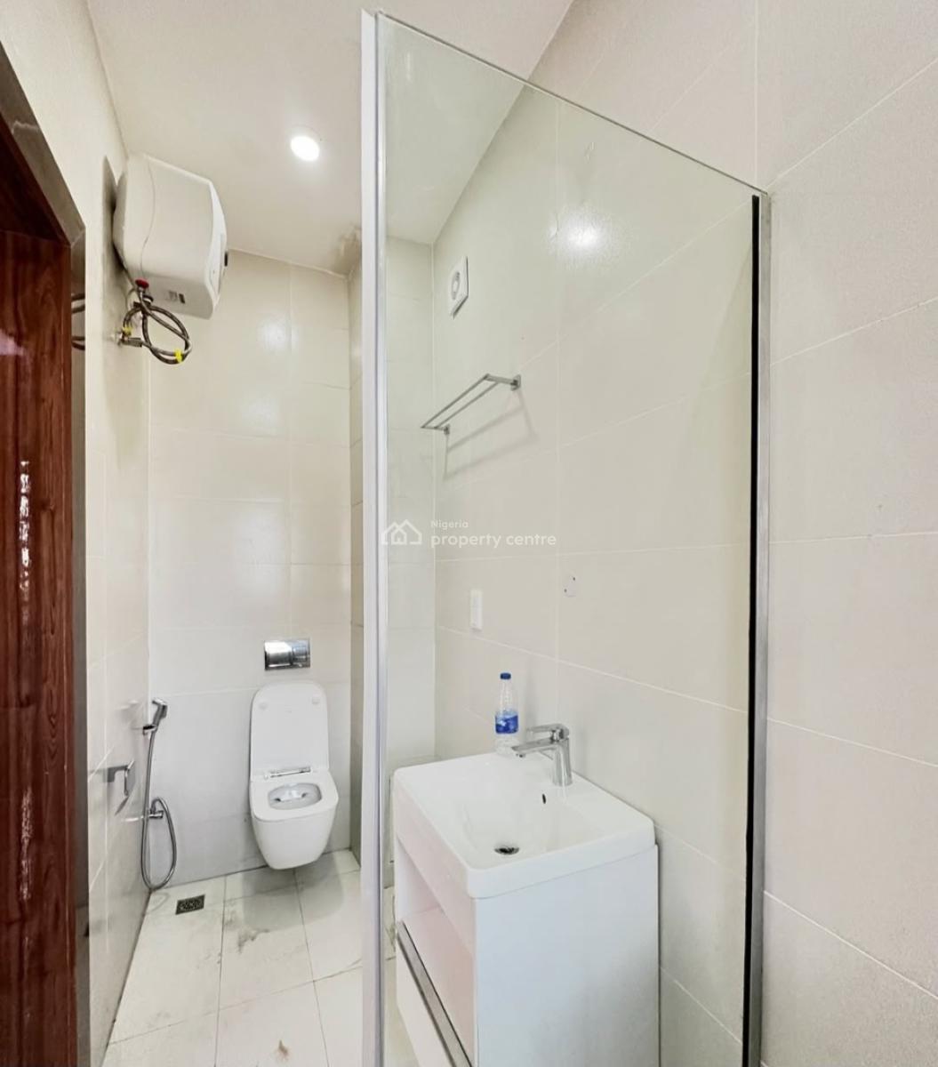 Serviced with 24/7 Power Supply 2 Bedroom En-suite Flat with Fitted Ki, Lekki Phase 1, Lekki, Lagos, Flat / Apartment for Rent