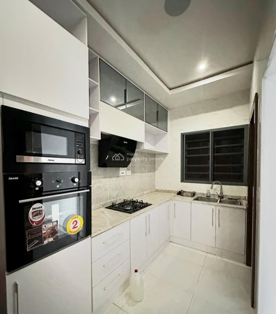 Serviced with 24/7 Power Supply 3 Bedroom En-suite Flat with Fitted Ki, Lekki Phase 1, Lekki, Lagos, Flat / Apartment for Rent