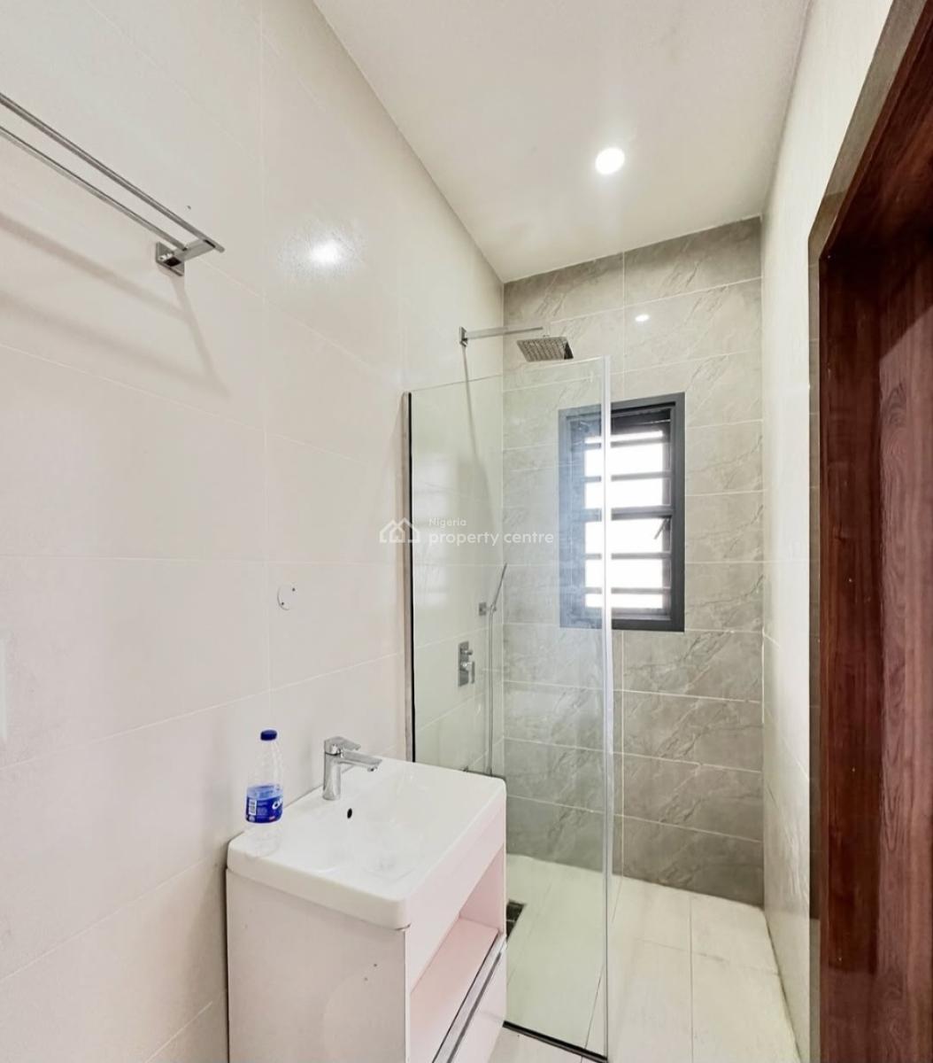 Serviced with 24/7 Power Supply 3 Bedroom En-suite Flat with Fitted Ki, Lekki Phase 1, Lekki, Lagos, Flat / Apartment for Rent