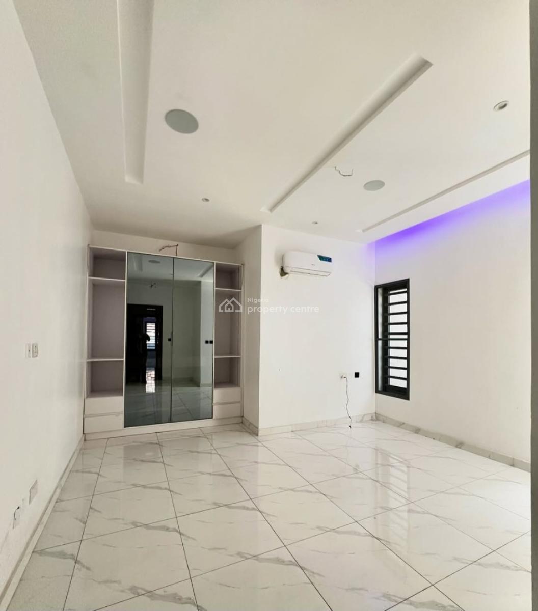 Serviced with 24/7 Power Supply 3 Bedroom En-suite Flat with Fitted Ki, Lekki Phase 1, Lekki, Lagos, Flat / Apartment for Rent