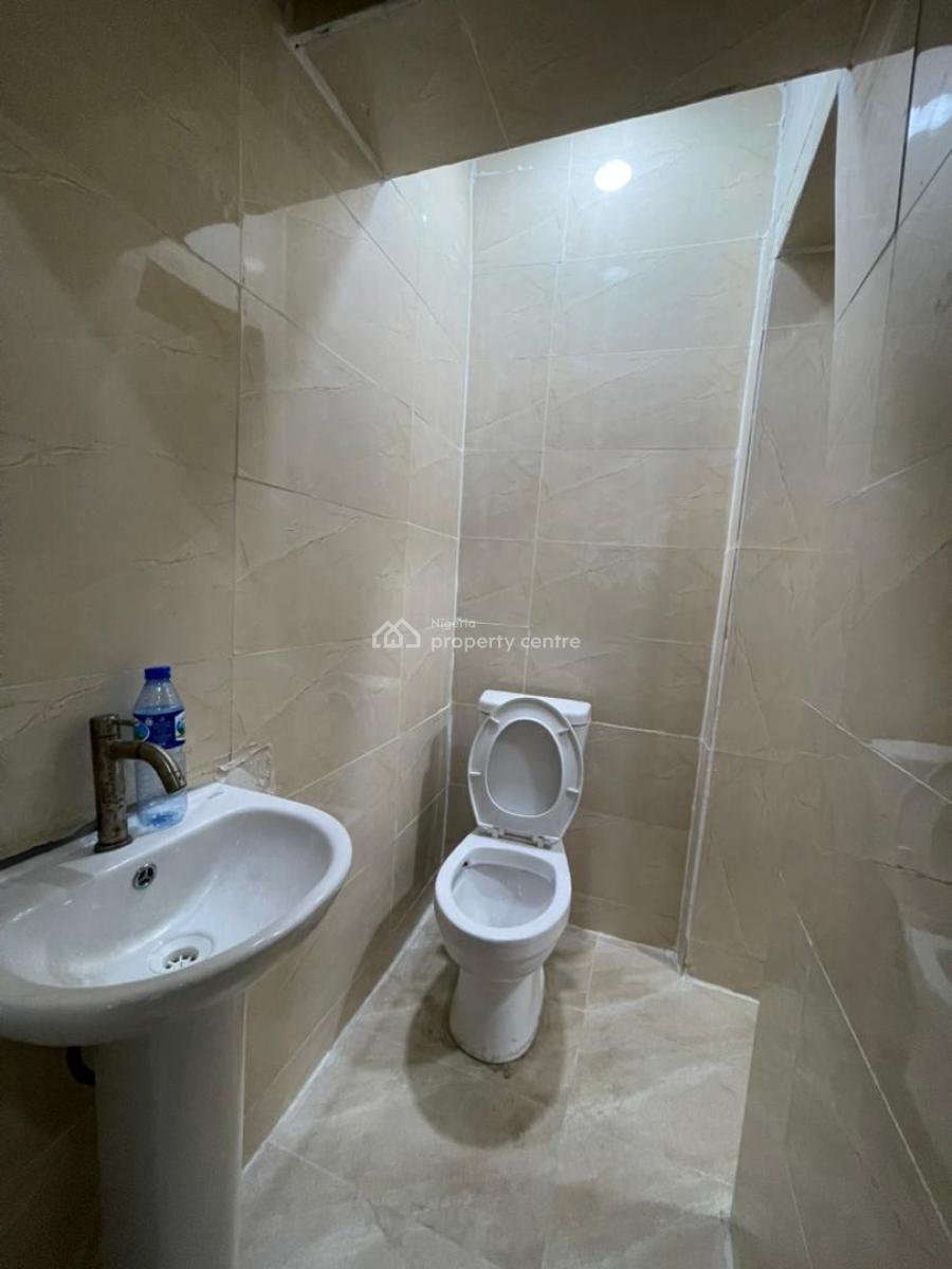 Well Renovated 2 Bedroom Apartment, Admiralty Way Lekki Phase 1, Lekki Phase 1, Lekki, Lagos, Flat / Apartment for Rent