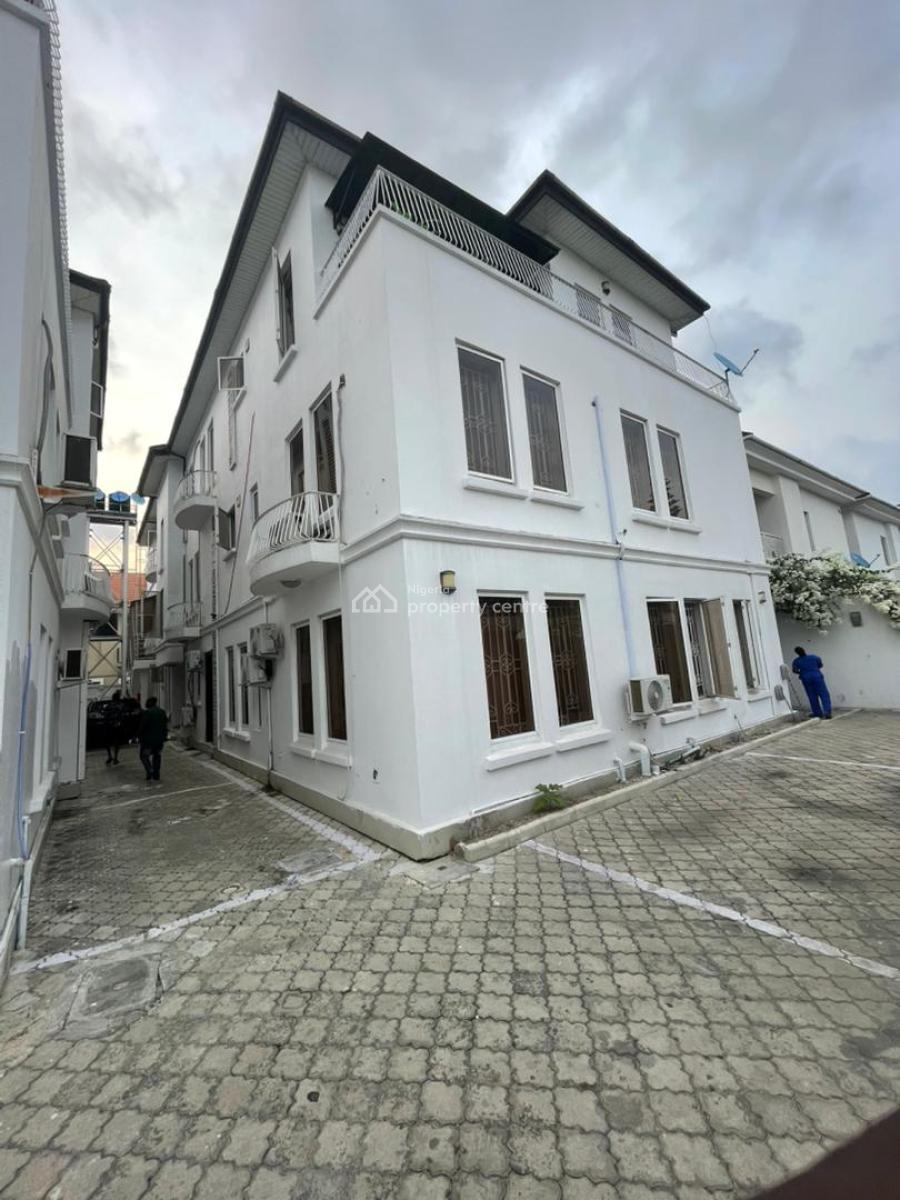 Well Renovated 2 Bedroom Apartment, Admiralty Way Lekki Phase 1, Lekki Phase 1, Lekki, Lagos, Flat / Apartment for Rent