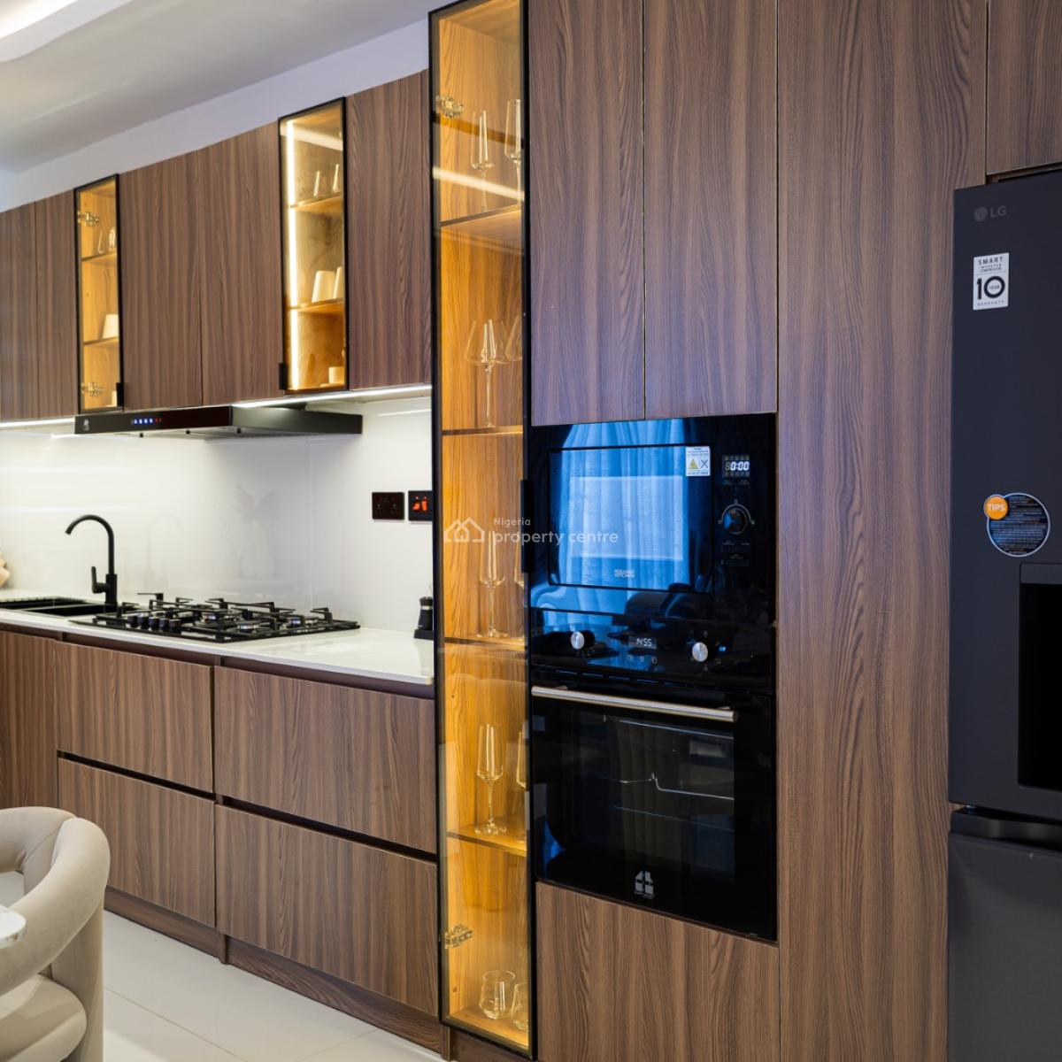 2 Bedrooms Luxury Apartment with Gym and Pool, Lekki Phase 1, Lekki, Lagos, Flat / Apartment Short Let