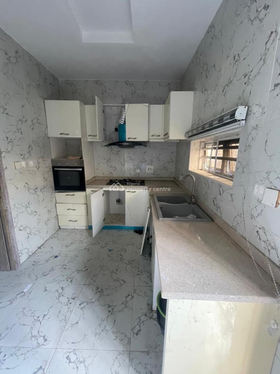 Very Spacious Master Bedroom, Van Daniel Estate, Orchid Road, Lekki, Lagos, Flat / Apartment for Rent