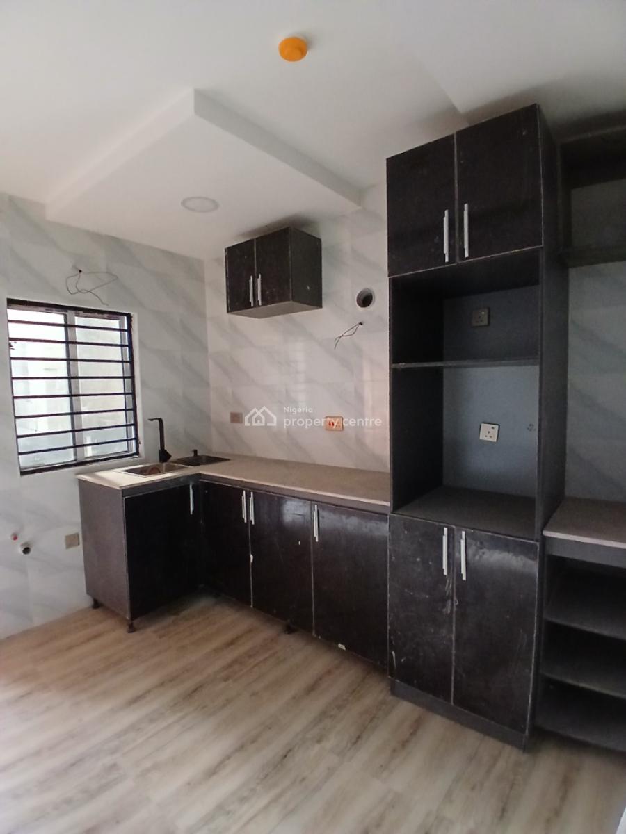 24/7 Power Supply 2 Bedroom En-suite Flat with an Enclosed Kitchen Cab, Lekki Phase 1, Lekki, Lagos, Flat / Apartment for Rent
