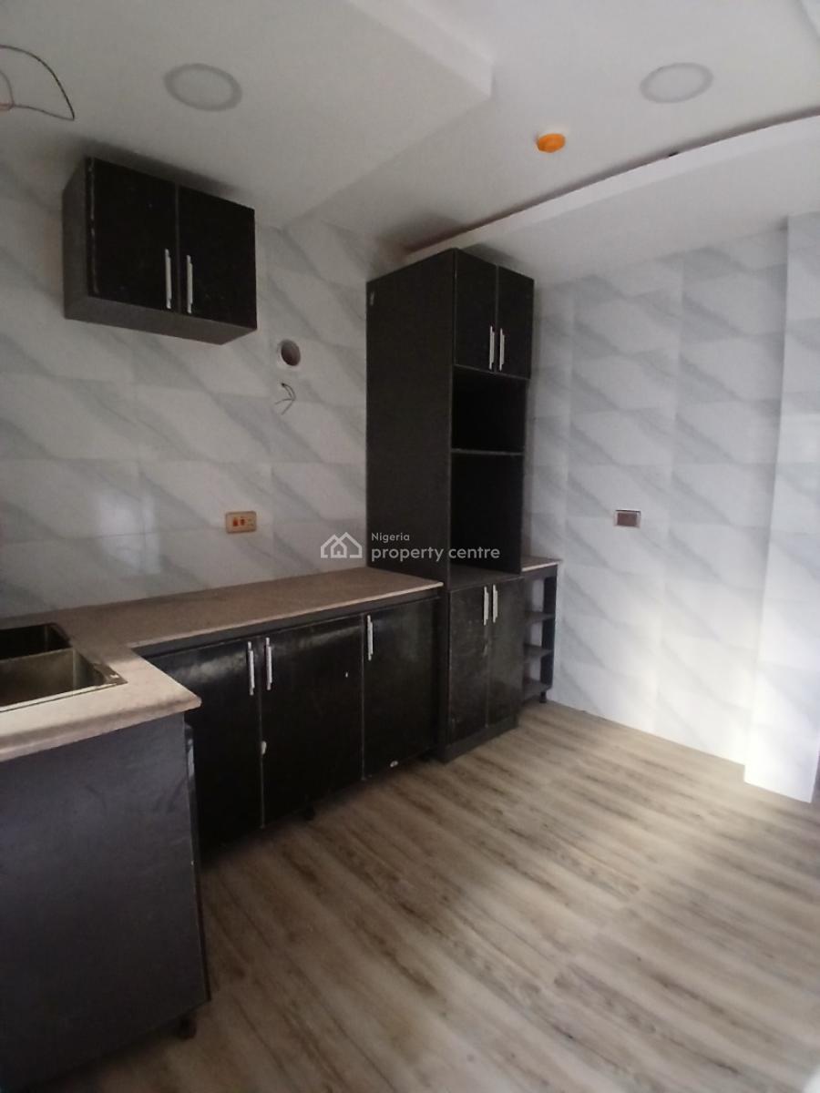 24/7 Power Supply 2 Bedroom En-suite Flat with an Enclosed Kitchen Cab, Lekki Phase 1, Lekki, Lagos, Flat / Apartment for Rent