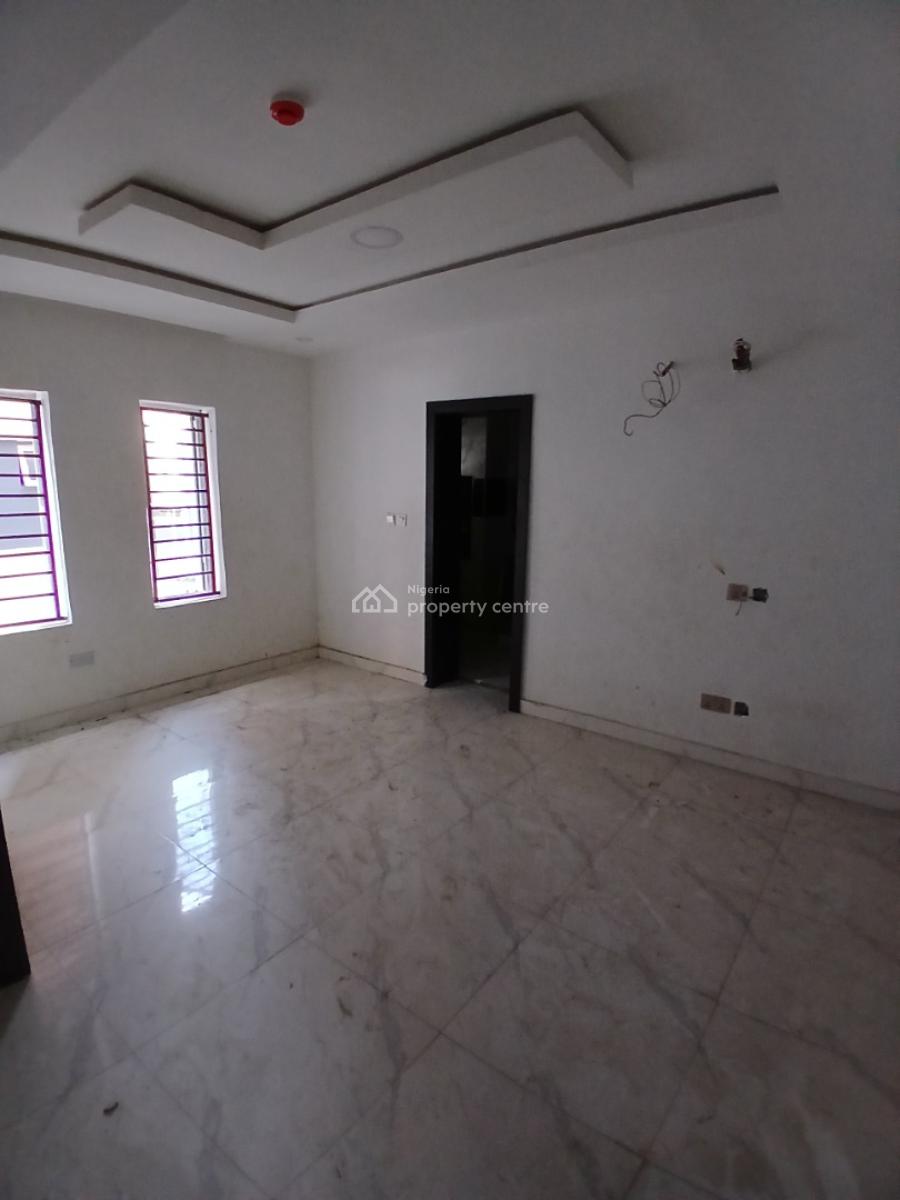 24/7 Power Supply 2 Bedroom En-suite Flat with an Enclosed Kitchen Cab, Lekki Phase 1, Lekki, Lagos, Flat / Apartment for Rent