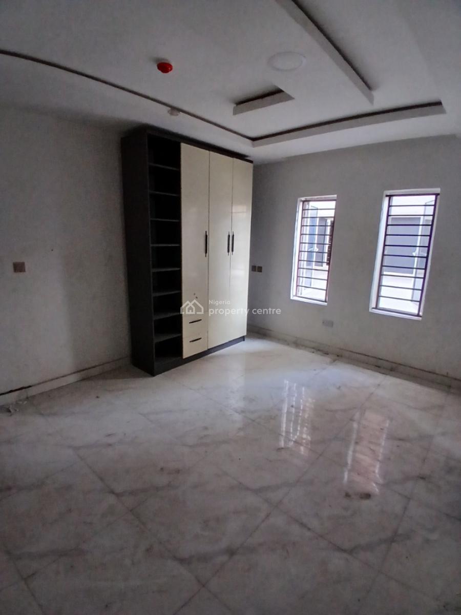 24/7 Power Supply 2 Bedroom En-suite Flat with an Enclosed Kitchen Cab, Lekki Phase 1, Lekki, Lagos, Flat / Apartment for Rent