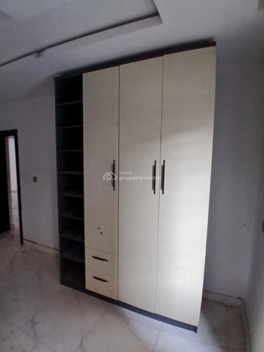 24/7 Power Supply 2 Bedroom En-suite Flat with an Enclosed Kitchen Cab, Lekki Phase 1, Lekki, Lagos, Flat / Apartment for Rent