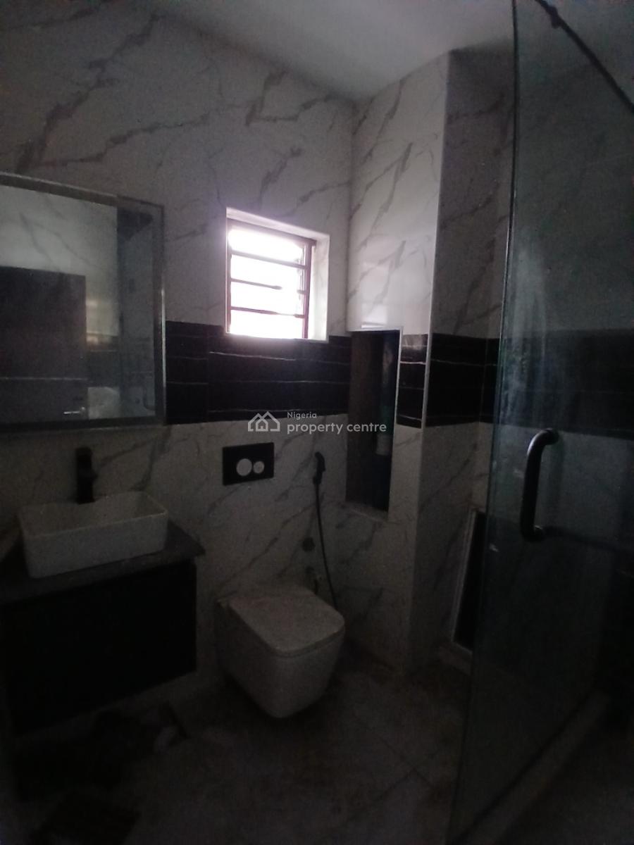 24/7 Power Supply 2 Bedroom En-suite Flat with an Enclosed Kitchen Cab, Lekki Phase 1, Lekki, Lagos, Flat / Apartment for Rent