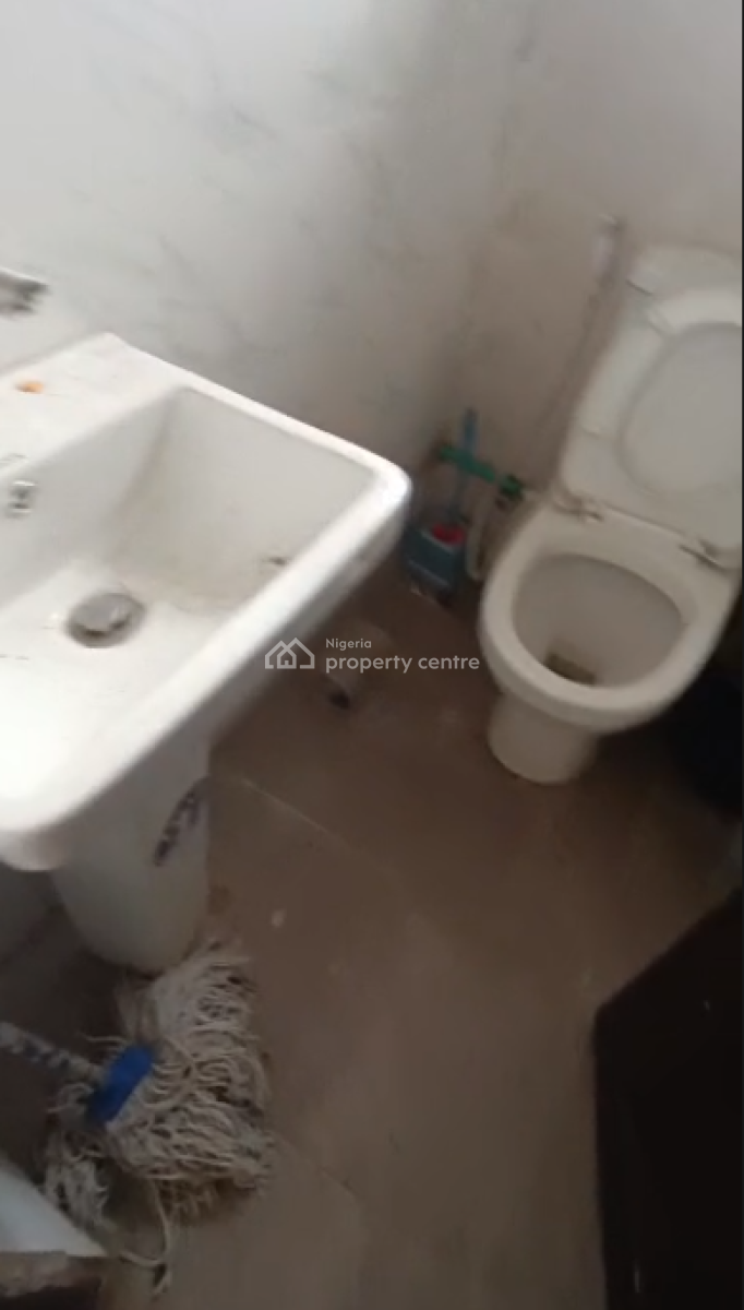 Clean and Spacious Studio Apartment, Alagutan, Mobil Road, Ilaje, Ajah, Lagos, Flat / Apartment for Rent