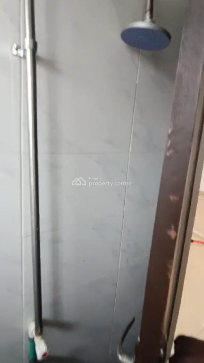 Clean and Spacious Studio Apartment, Alagutan, Mobil Road, Ilaje, Ajah, Lagos, Flat / Apartment for Rent