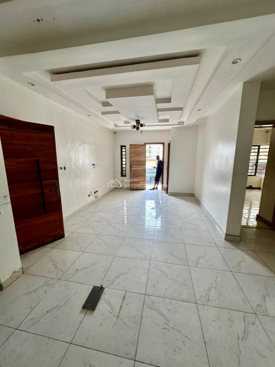 Spacious 1st Floor, Ilasan, Lekki, Lagos, Flat / Apartment for Rent
