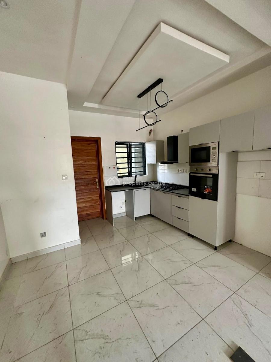 Spacious 1st Floor, Ilasan, Lekki, Lagos, Flat / Apartment for Rent