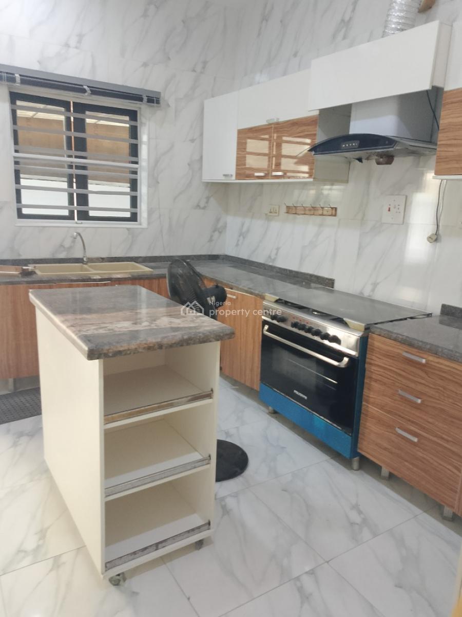 Big Room in Shared Apartment, Chevy View Chevron, Surulere, Lagos, Flat / Apartment for Rent