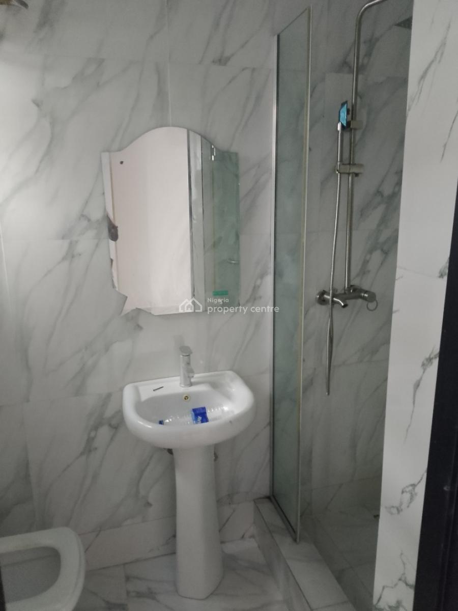 Big Room in Shared Apartment, Chevy View Chevron, Surulere, Lagos, Flat / Apartment for Rent