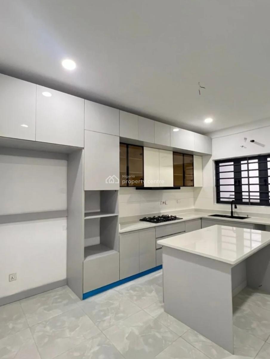 24/7 Power Supply 3 Bedroom En-suite Flat with an Enclosed Fitted Kitc, Lekki Phase 1, Lekki, Lagos, Flat / Apartment for Rent