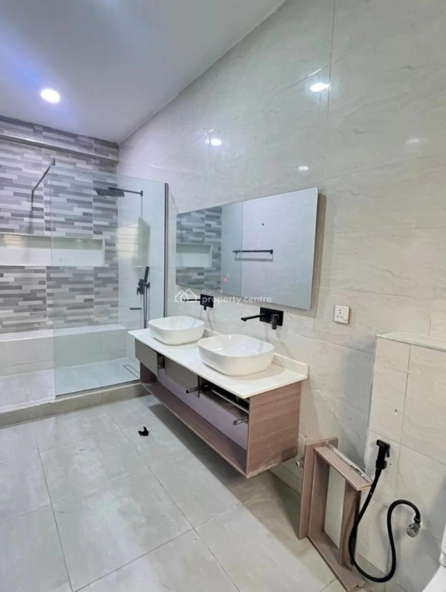 24/7 Power Supply 3 Bedroom En-suite Flat with an Enclosed Fitted Kitc, Lekki Phase 1, Lekki, Lagos, Flat / Apartment for Rent