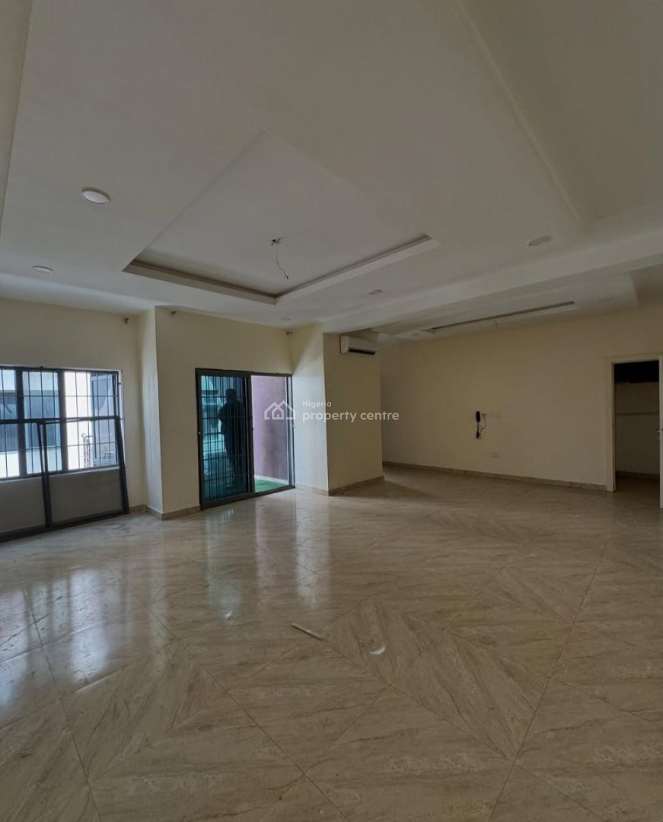 Serviced 3 Bedroom En-suite Flat with an Enclosed Fitted Kitchen/pantr, Lekki Phase 1, Lekki, Lagos, Flat / Apartment for Rent