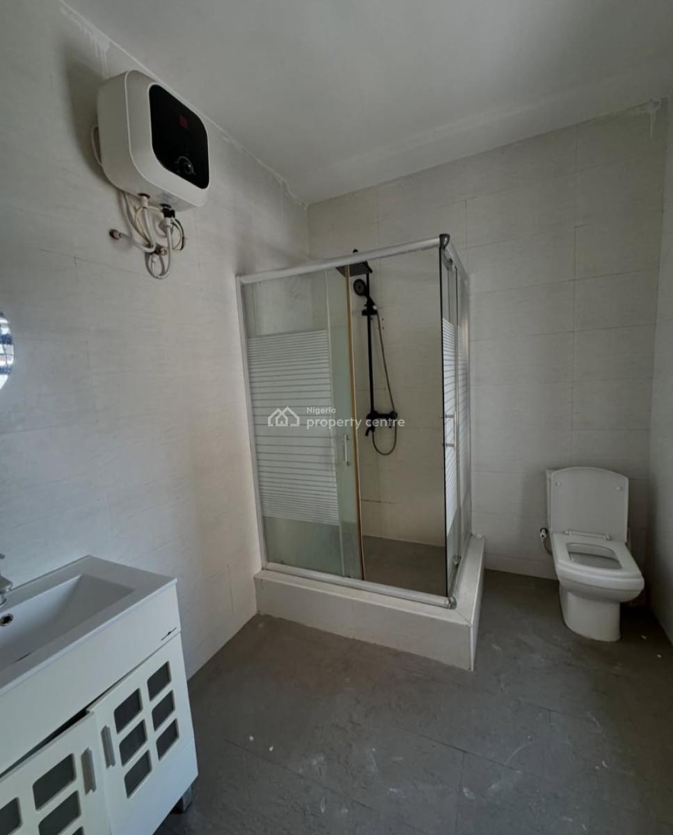 Serviced 3 Bedroom En-suite Flat with an Enclosed Fitted Kitchen/pantr, Lekki Phase 1, Lekki, Lagos, Flat / Apartment for Rent