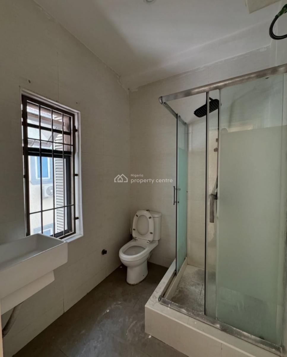 Serviced 3 Bedroom En-suite Flat with an Enclosed Fitted Kitchen/pantr, Lekki Phase 1, Lekki, Lagos, Flat / Apartment for Rent