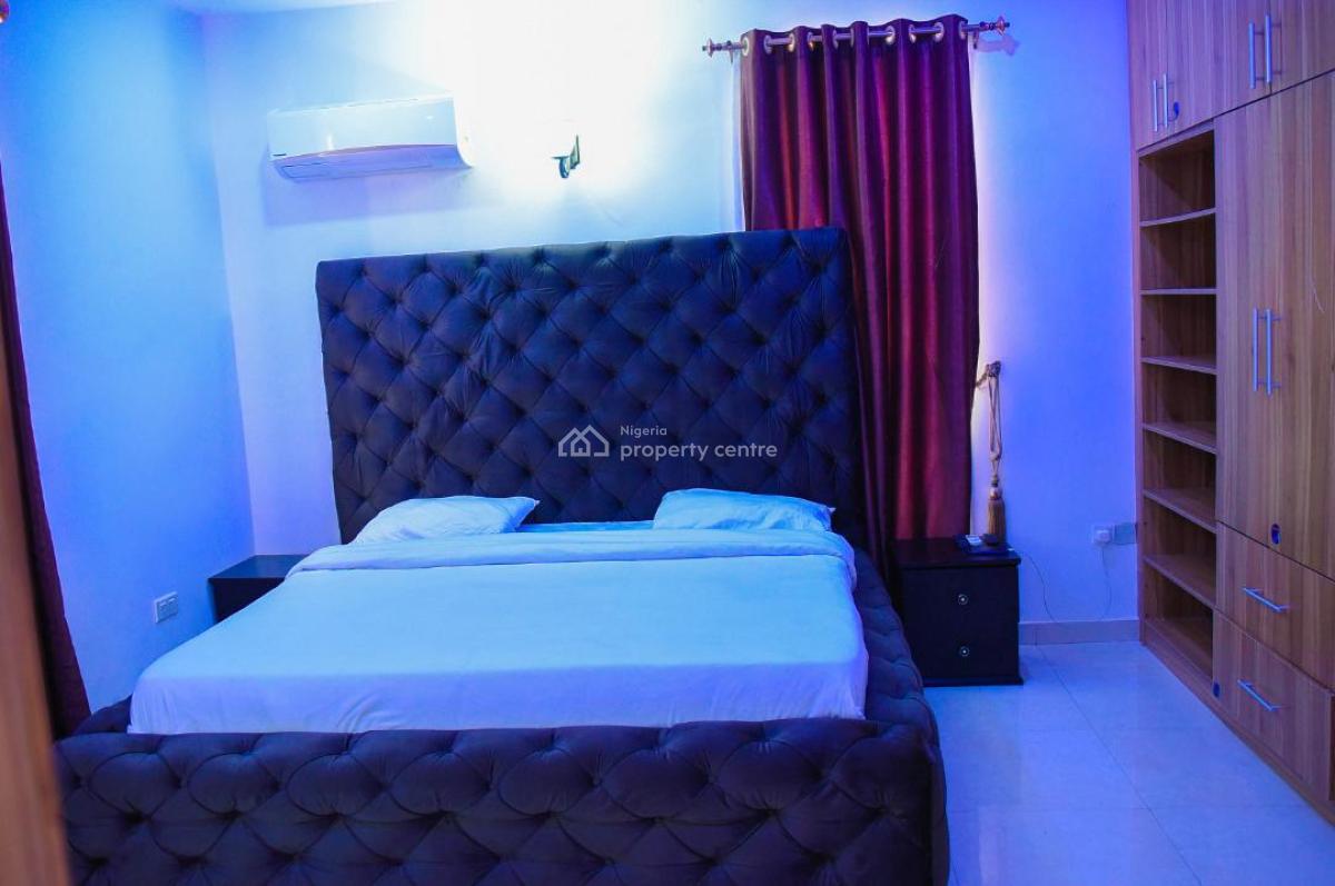 Serviced 3 Bedroom En-suite Flat. It Will Come with an Enclosed Fitted, Lekki Phase 1, Lekki, Lagos, Flat / Apartment for Rent