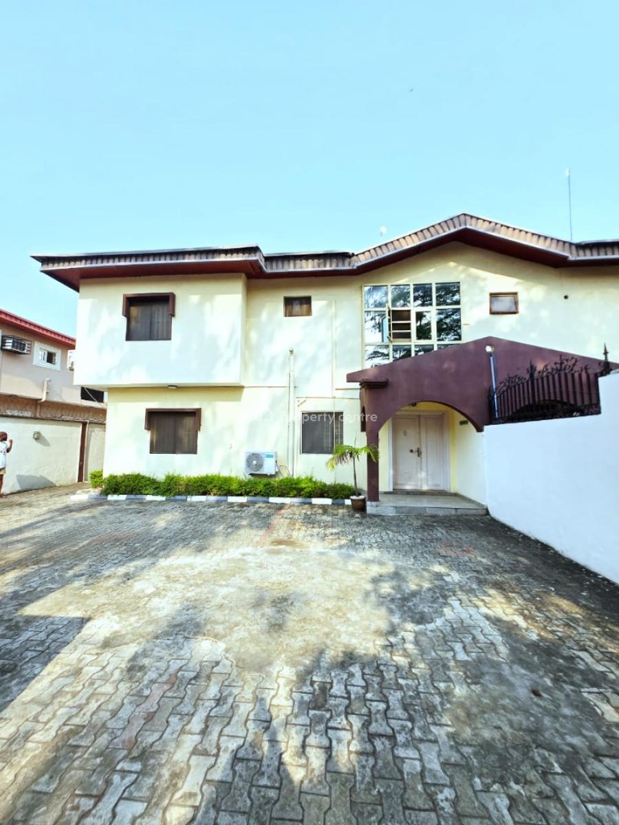 Spacious 2 Bedrooms Apartment, Upstairs, Lekki Phase 1, Lekki, Lagos, Flat / Apartment for Rent