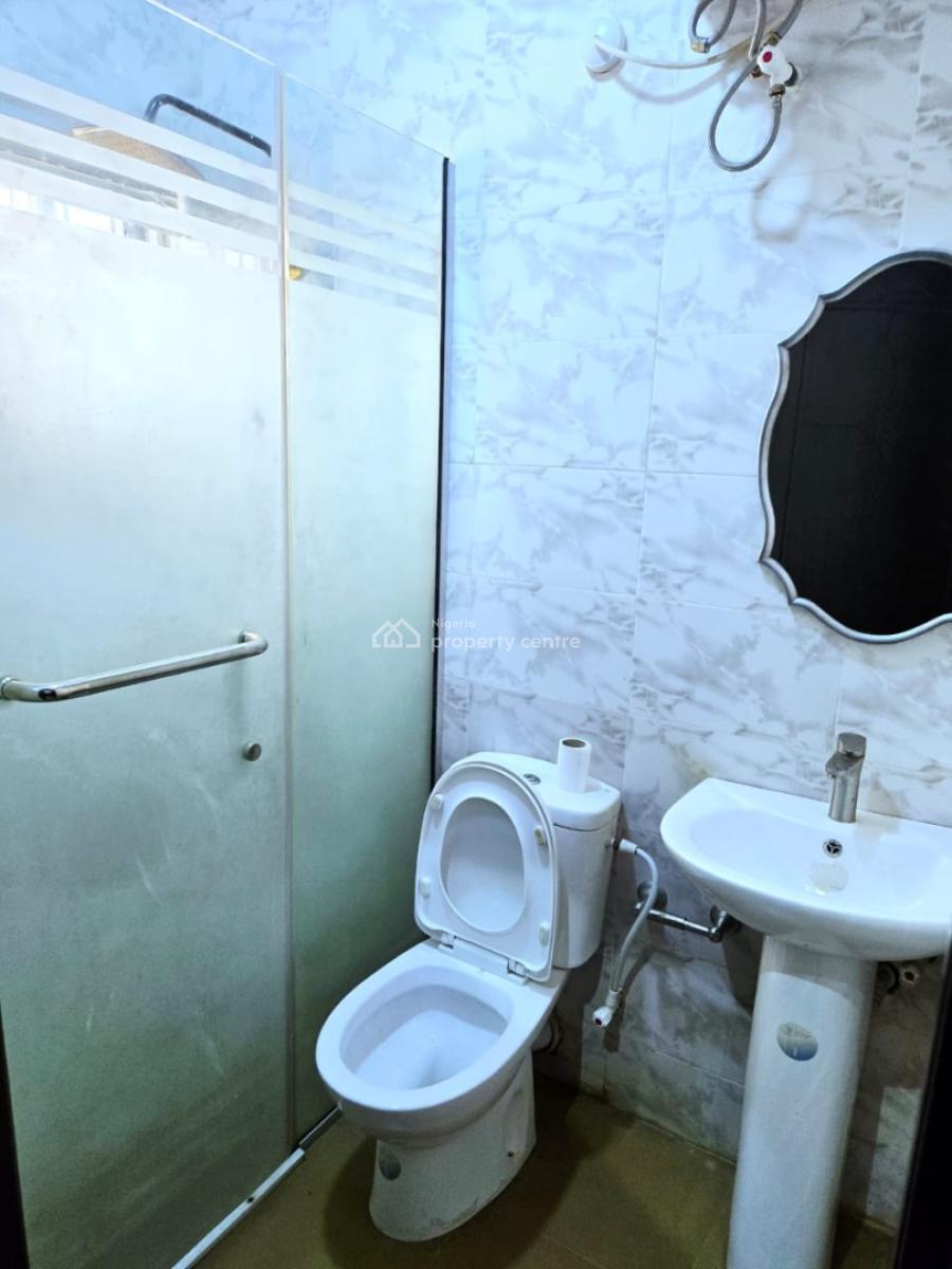 Spacious 2 Bedrooms Apartment, Upstairs, Lekki Phase 1, Lekki, Lagos, Flat / Apartment for Rent