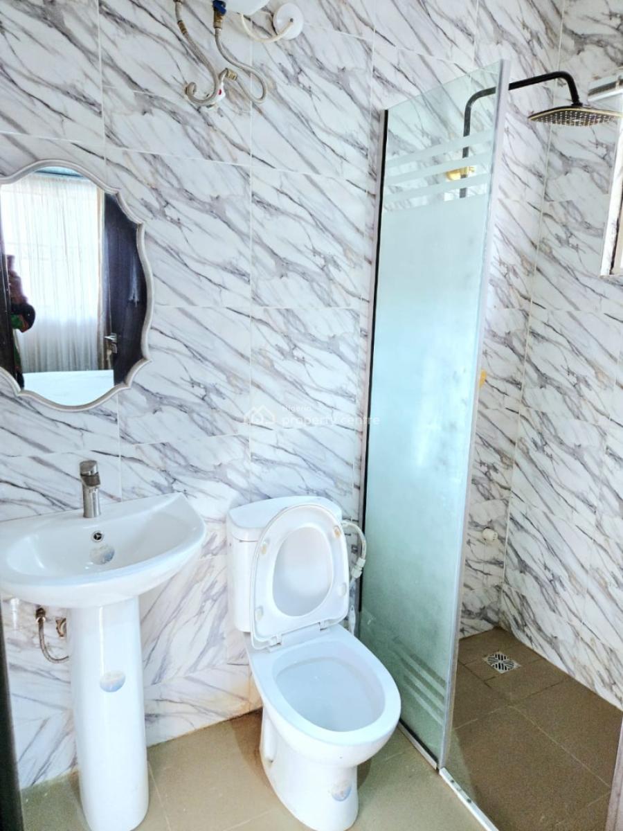 Spacious 2 Bedrooms Apartment, Upstairs, Lekki Phase 1, Lekki, Lagos, Flat / Apartment for Rent