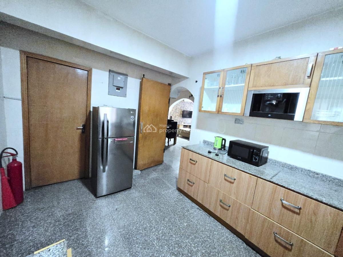 Spacious 2 Bedrooms Apartment, Upstairs, Lekki Phase 1, Lekki, Lagos, Flat / Apartment for Rent