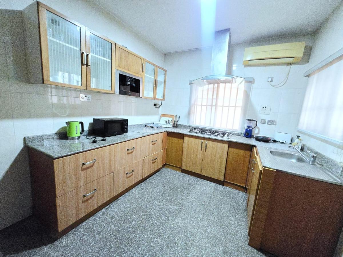 Spacious 2 Bedrooms Apartment, Upstairs, Lekki Phase 1, Lekki, Lagos, Flat / Apartment for Rent