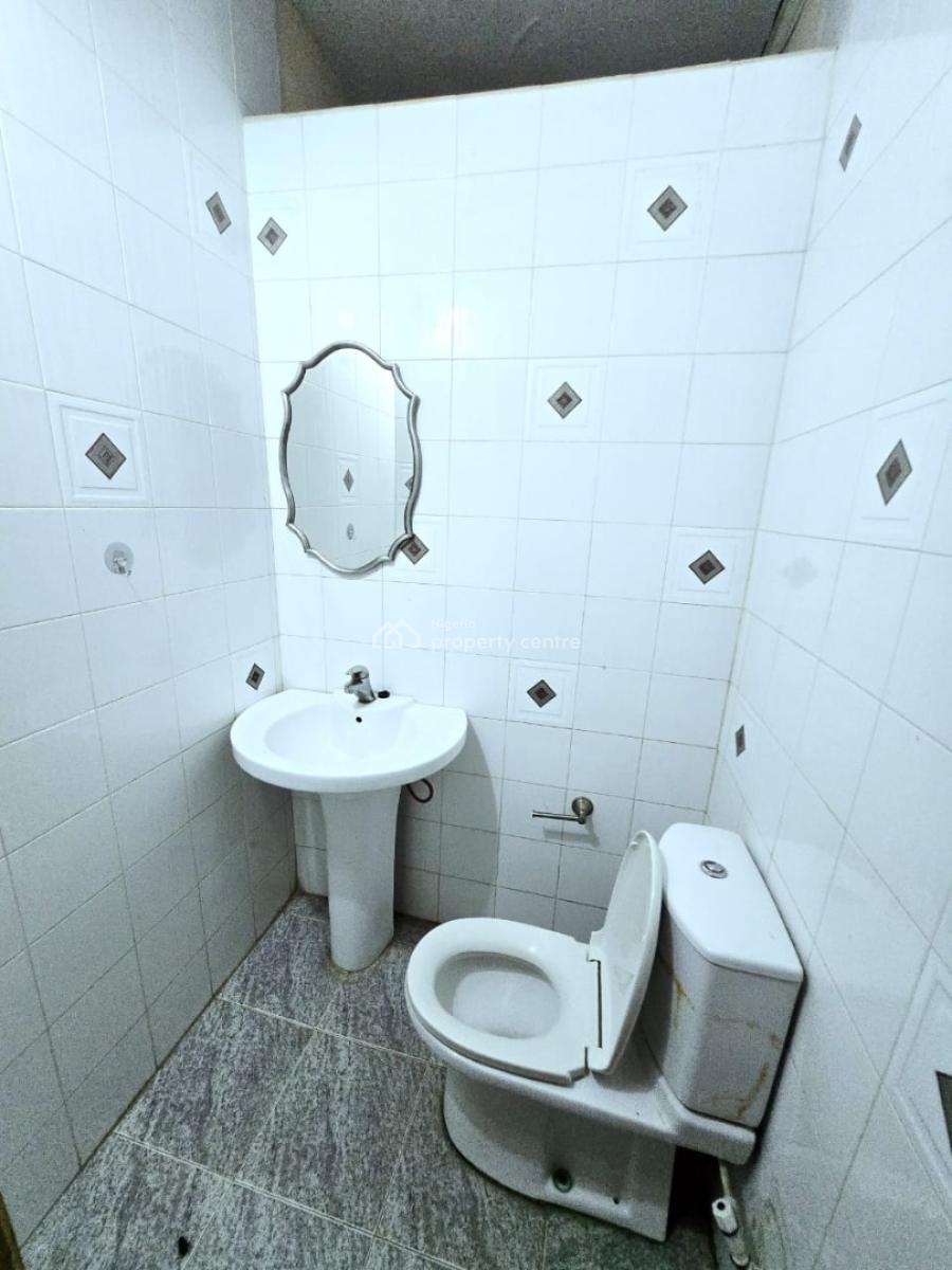 Spacious 2 Bedrooms Apartment, Upstairs, Lekki Phase 1, Lekki, Lagos, Flat / Apartment for Rent