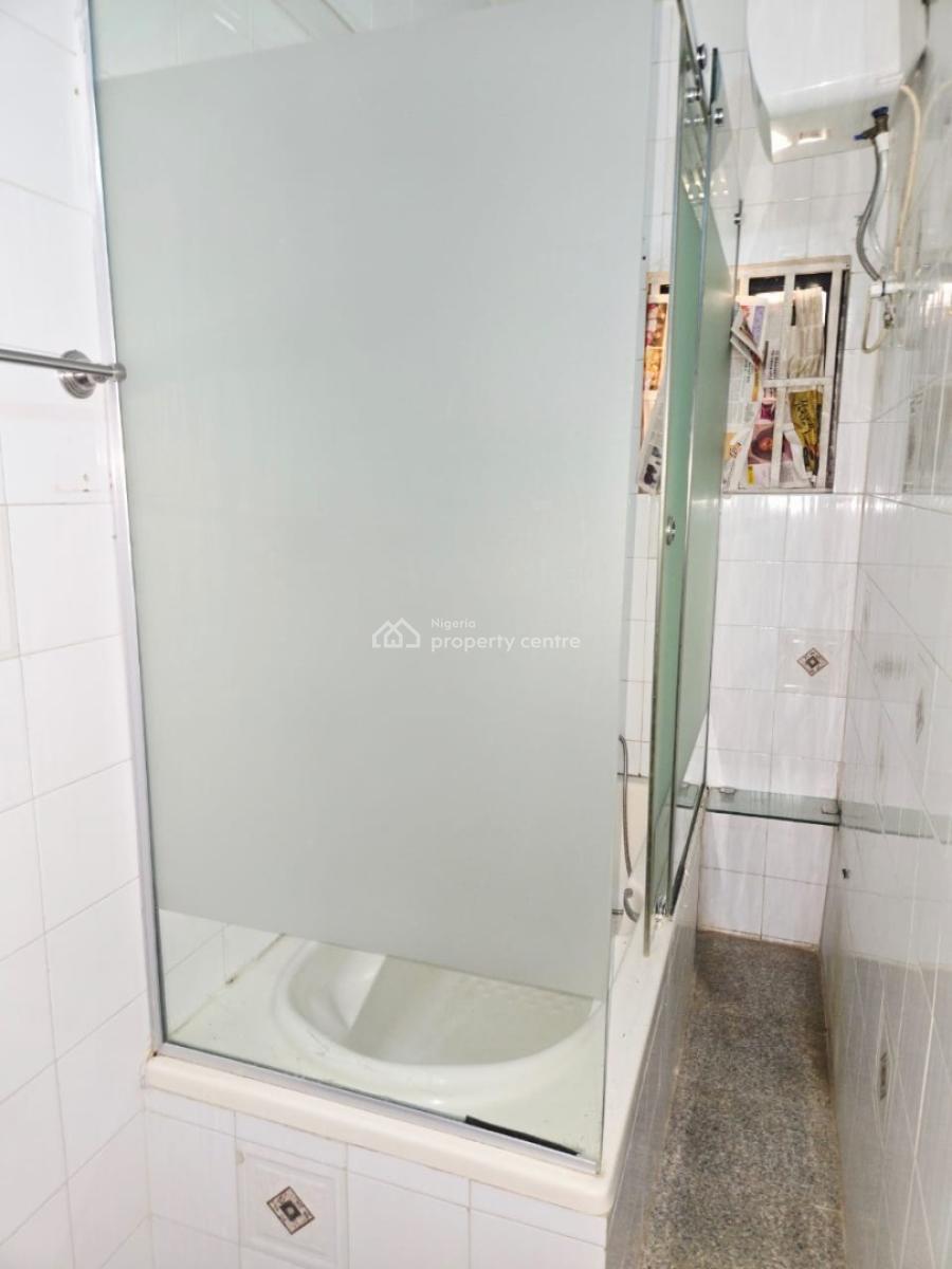 Spacious 2 Bedrooms Apartment, Upstairs, Lekki Phase 1, Lekki, Lagos, Flat / Apartment for Rent